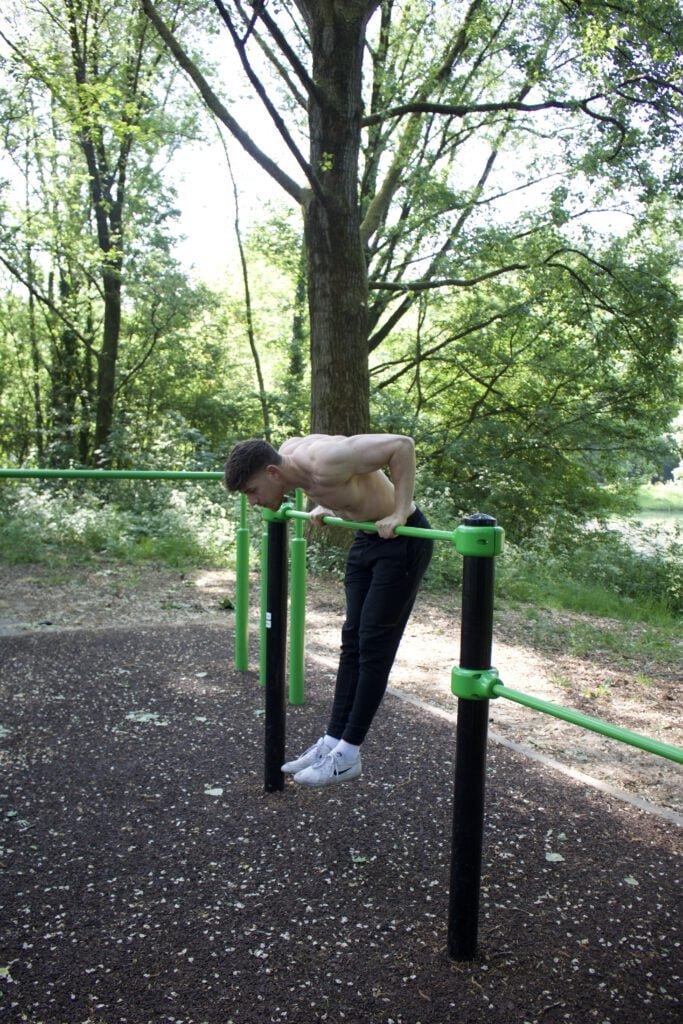 Straight bar dip oefening voor de muscle-up